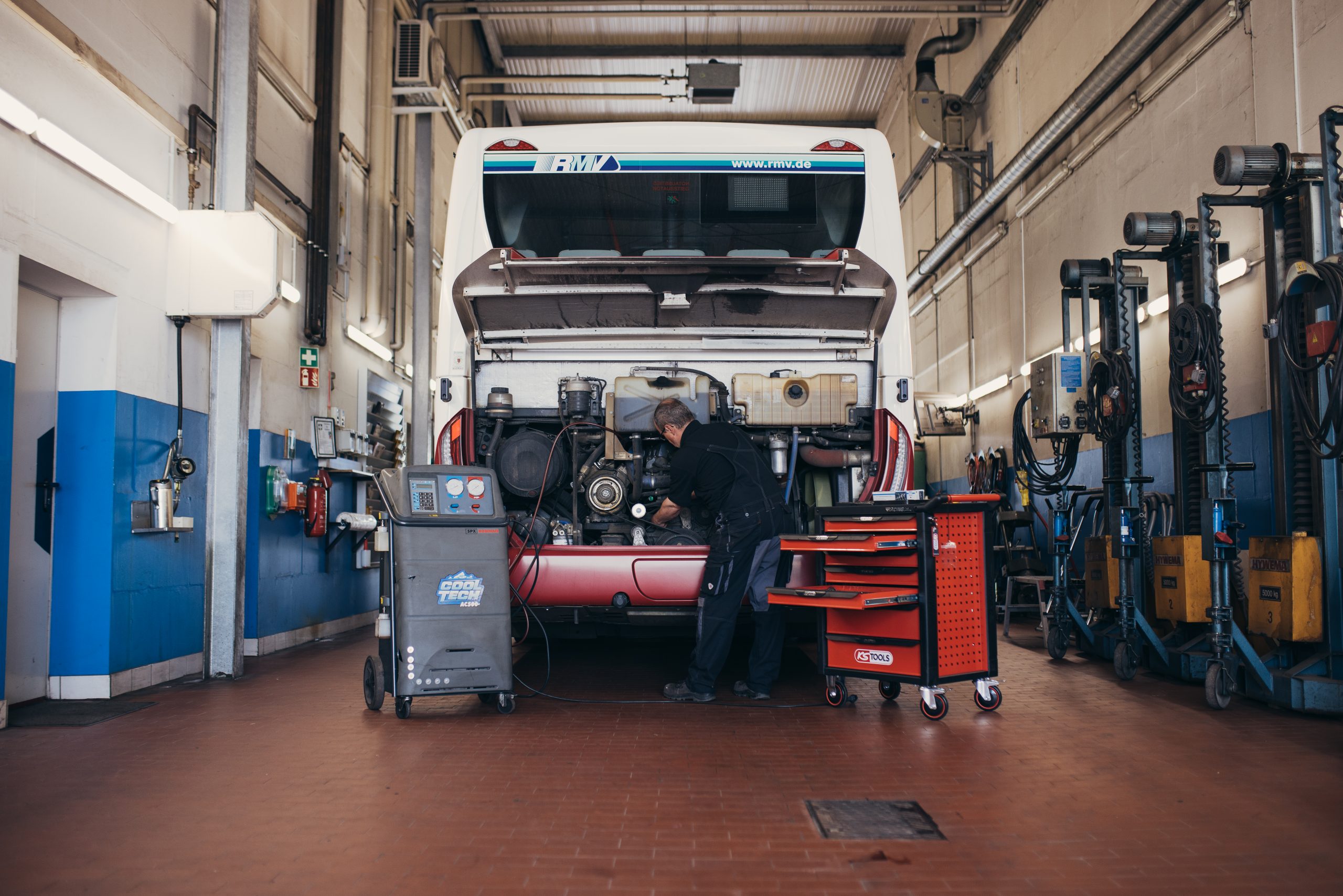 Mechaniker in Werkstatt Erletz