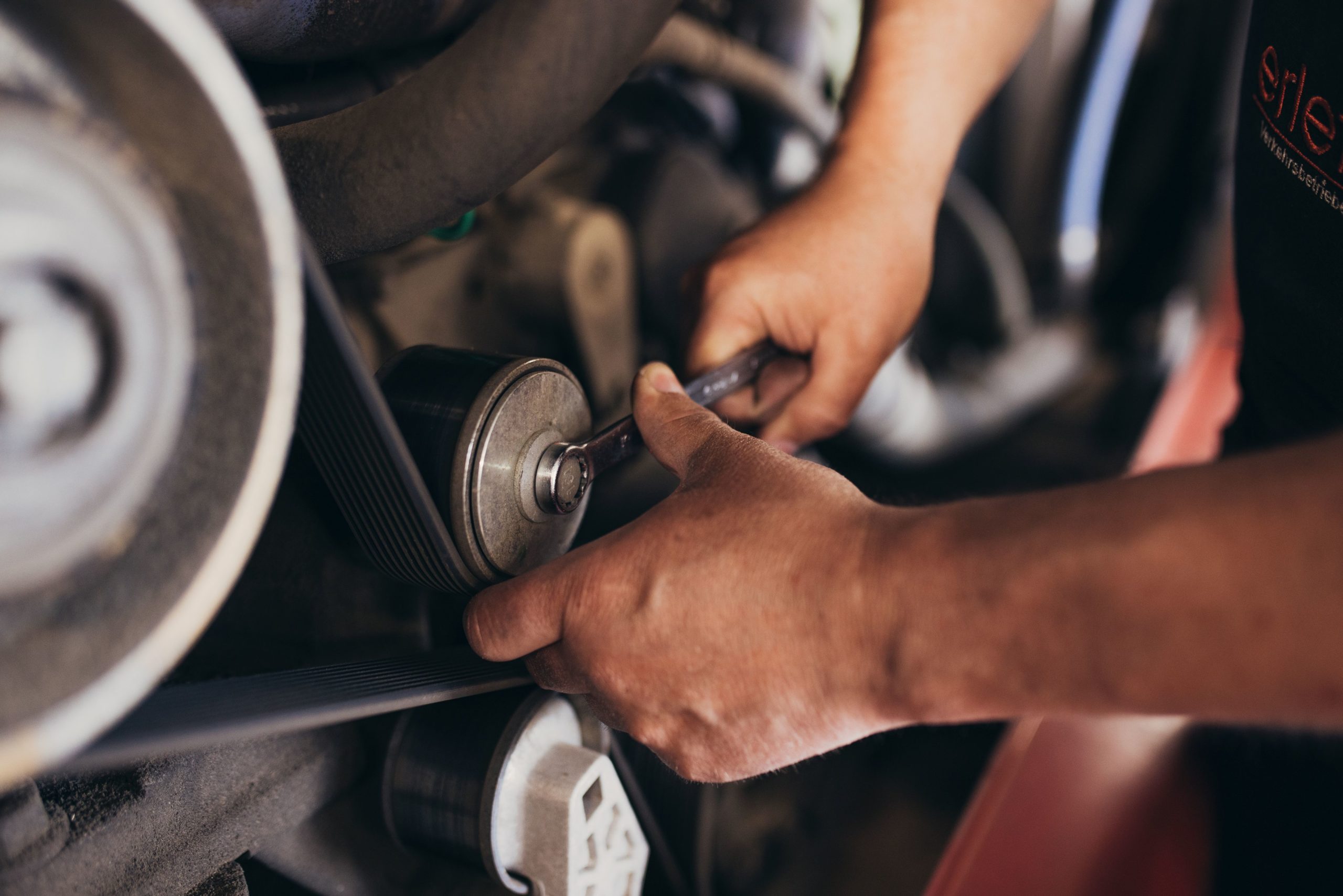 Hände reparieren Busmotor-Erletz- Staufenberg